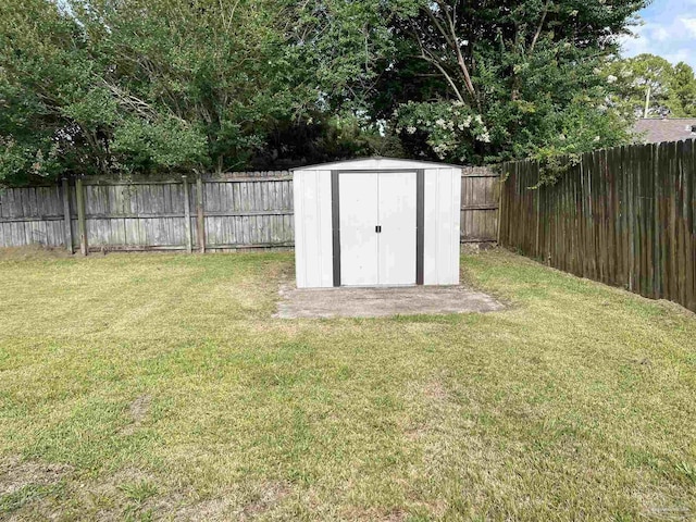 view of yard featuring a storage shed