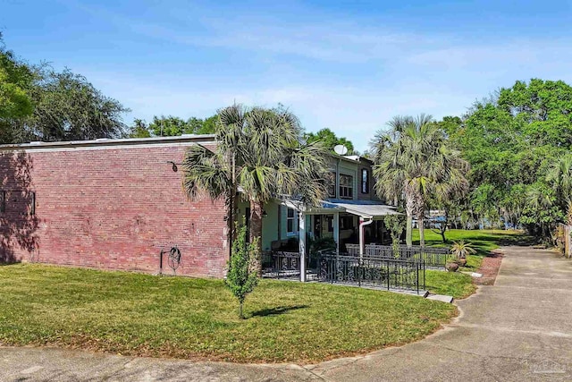 view of front facade with a front lawn