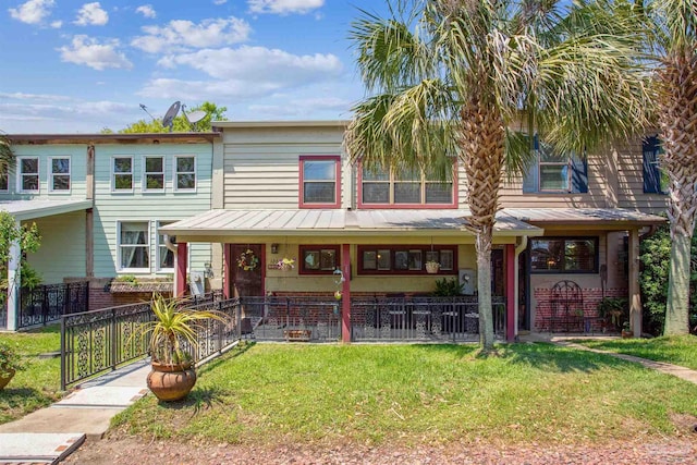 view of front facade featuring a front yard