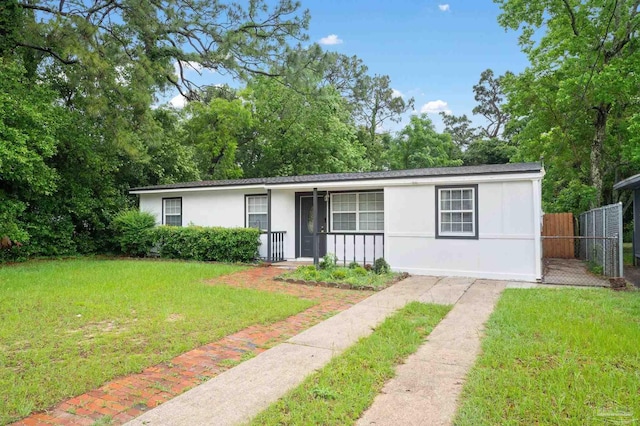 single story home with a front lawn