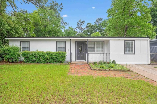 ranch-style home featuring a front lawn