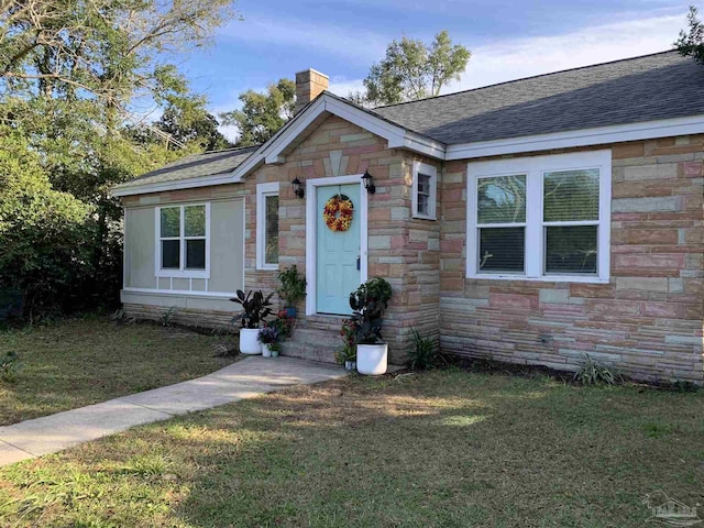 view of front of property featuring a front yard