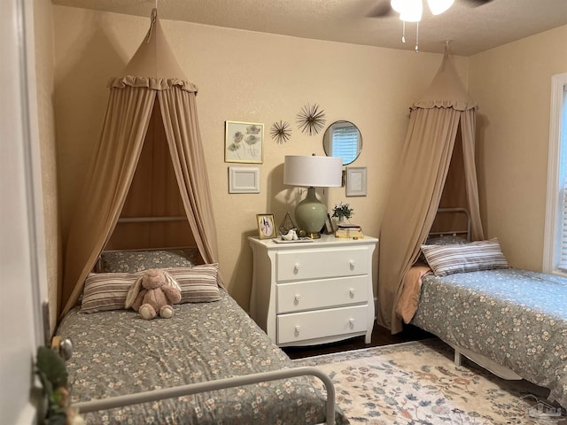 bedroom featuring ceiling fan and a textured ceiling