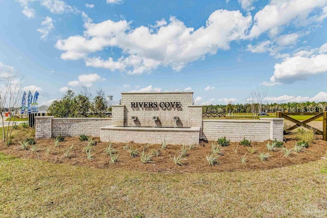 community sign with a lawn