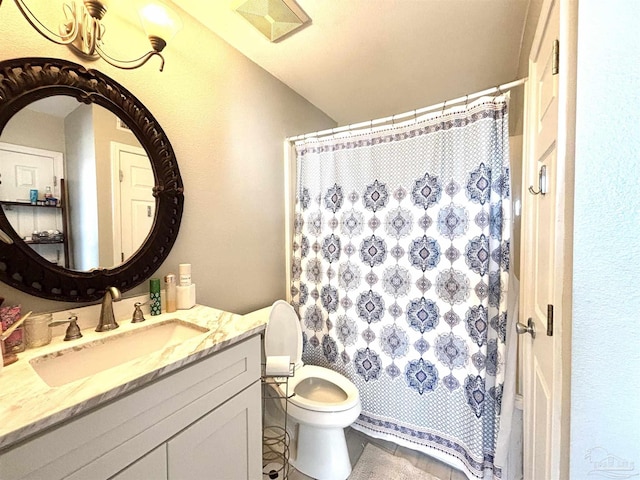 full bath featuring vanity, toilet, curtained shower, and visible vents