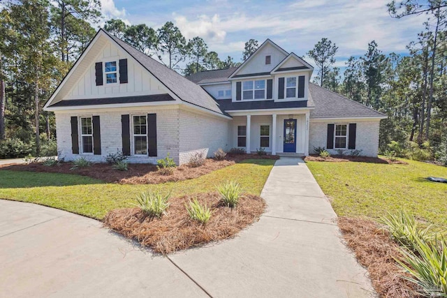 view of front facade featuring a front lawn