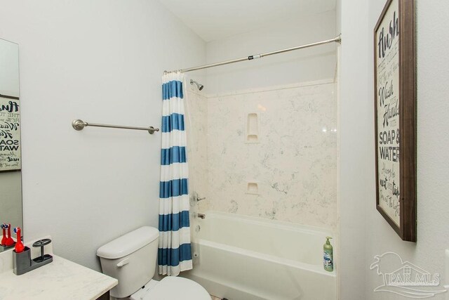 full bathroom featuring shower / bath combo with shower curtain, toilet, and vanity