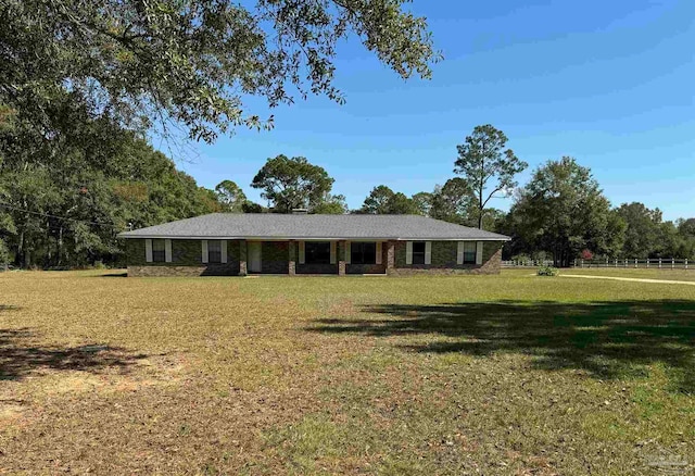 ranch-style home with a front yard