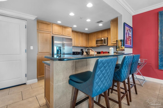 kitchen featuring crown molding, stainless steel appliances, baseboards, visible vents, and recessed lighting