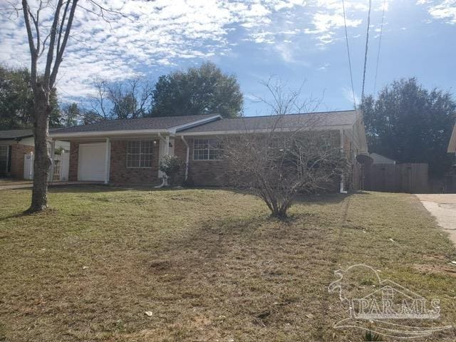 single story home featuring a front lawn