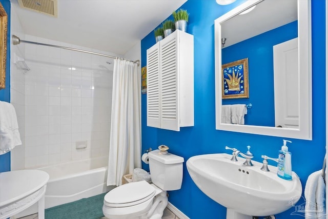 full bathroom featuring toilet, shower / bathtub combination with curtain, and sink