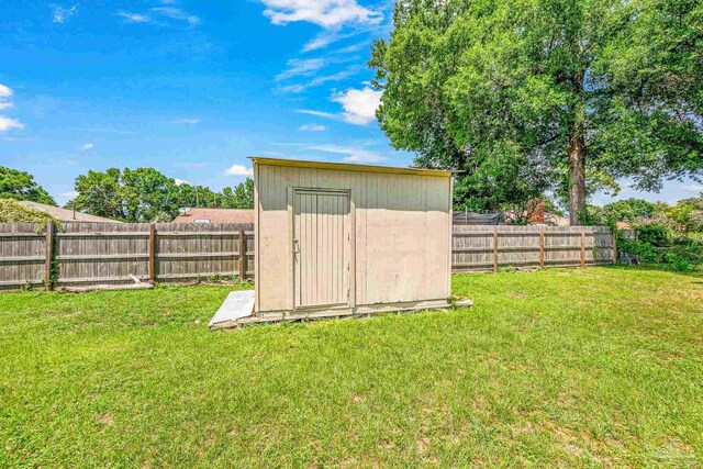 view of yard with a storage unit