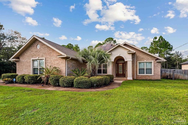 view of front of property featuring a front lawn