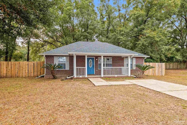 view of front of property featuring a front yard and covered porch