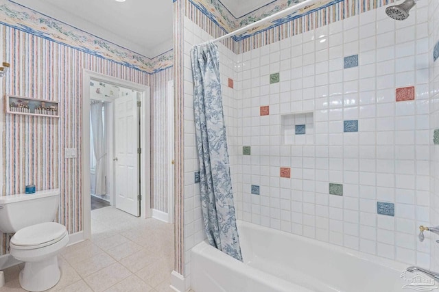 full bath with toilet, shower / bath combo with shower curtain, tile patterned flooring, baseboards, and wallpapered walls