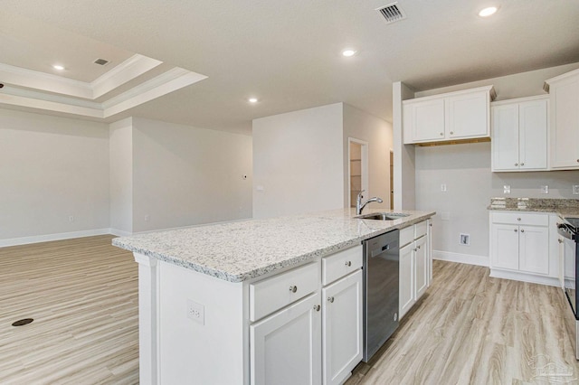 kitchen with visible vents, a kitchen island with sink, a sink, light wood-type flooring, and dishwasher