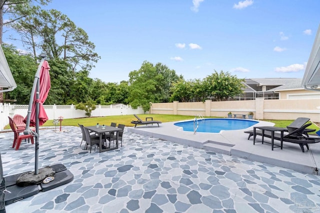 view of swimming pool with a fenced in pool, a fenced backyard, outdoor dining area, a yard, and a patio area