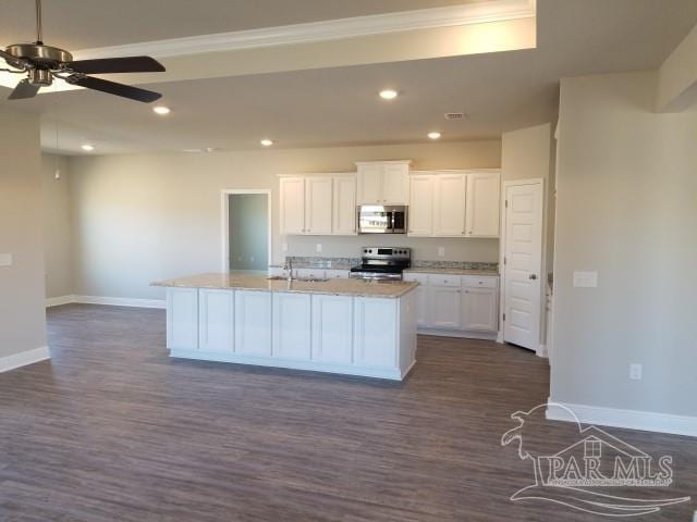 kitchen with ceiling fan, stainless steel appliances, dark hardwood / wood-style floors, an island with sink, and white cabinets