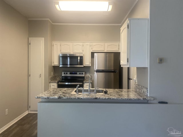 kitchen with sink, white cabinets, kitchen peninsula, stainless steel appliances, and dark wood-type flooring