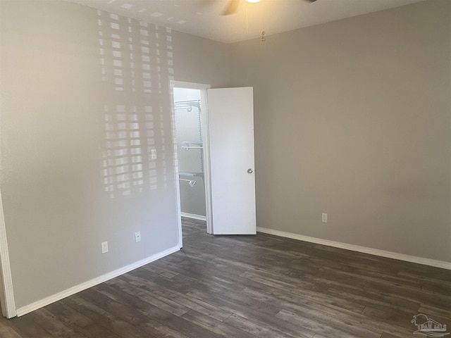 unfurnished room with dark wood-type flooring and ceiling fan