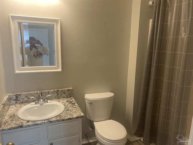 bathroom with a shower with curtain, vanity, and toilet