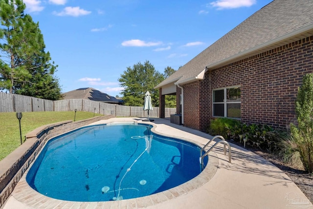 view of pool featuring a yard