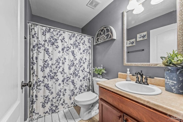 full bathroom featuring visible vents, a shower with curtain, toilet, and vanity