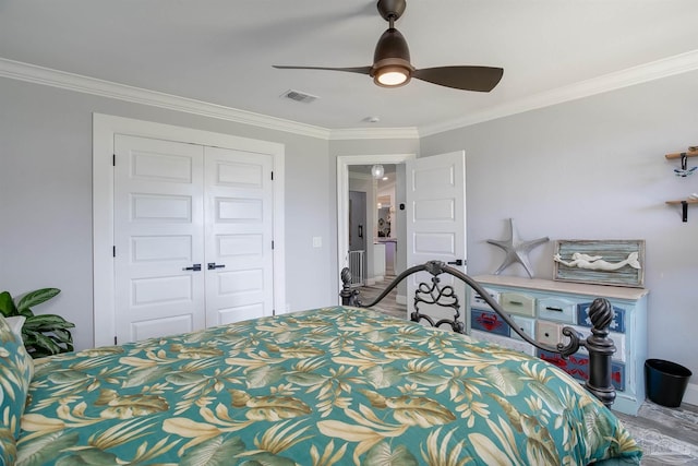 bedroom featuring ceiling fan, wood-type flooring, ornamental molding, and a closet