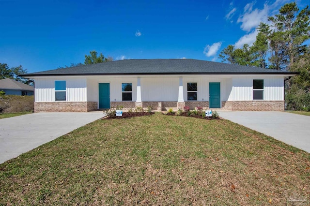 view of front of home with a front lawn