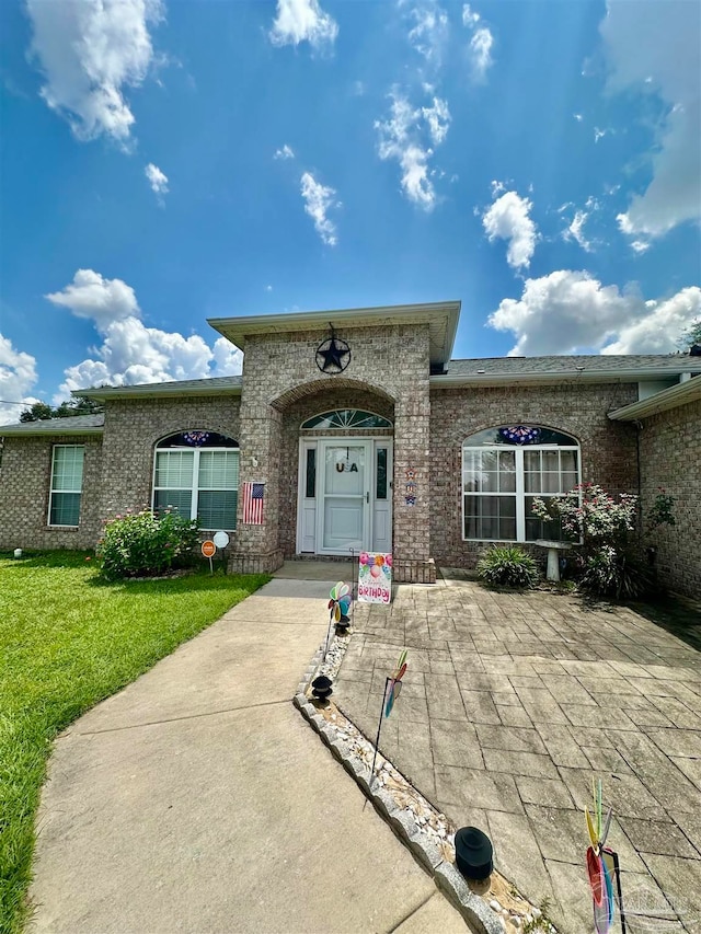 view of front facade featuring a front lawn