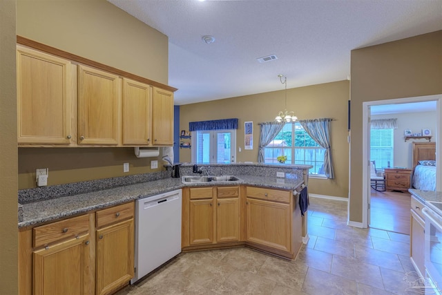 kitchen with a chandelier, sink, kitchen peninsula, hanging light fixtures, and white appliances