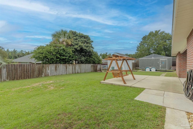 view of yard featuring a patio