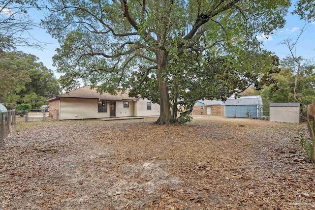 view of yard with a storage unit