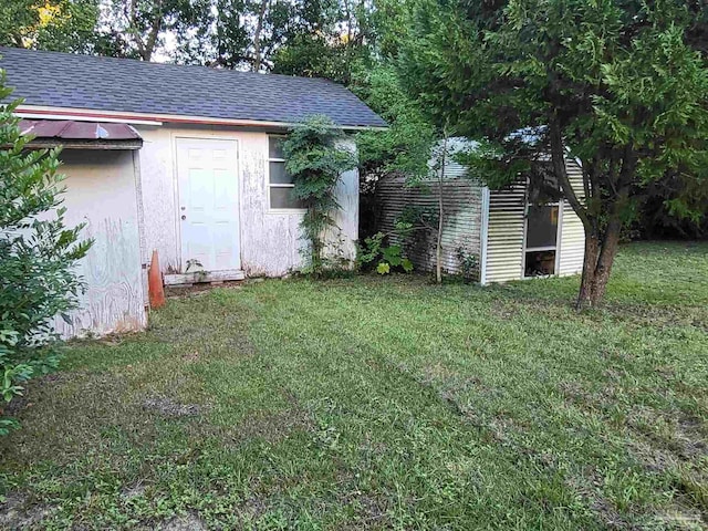 view of yard featuring an outdoor structure