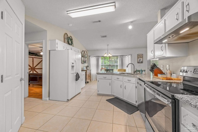 kitchen with under cabinet range hood, a sink, visible vents, a peninsula, and appliances with stainless steel finishes