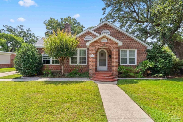 view of front of house with a front lawn