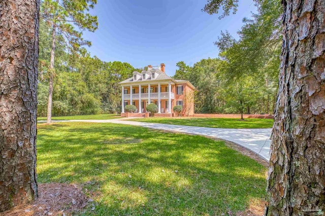 view of front facade with a front yard