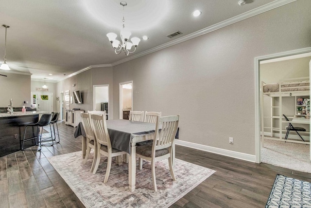 dining space featuring crown molding, sink, a chandelier, and dark hardwood / wood-style floors