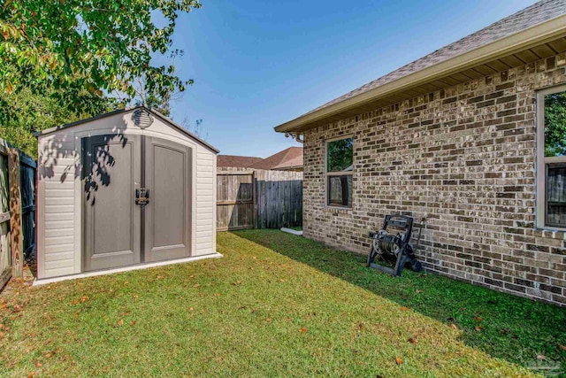 view of yard featuring a storage shed