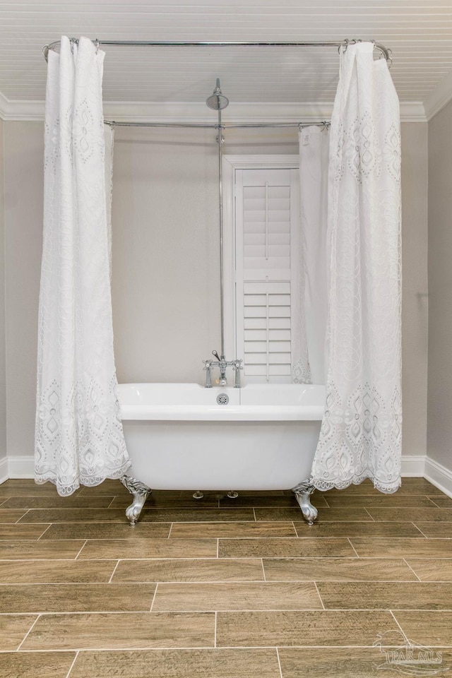 bathroom featuring ornamental molding