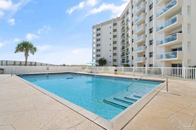 view of swimming pool