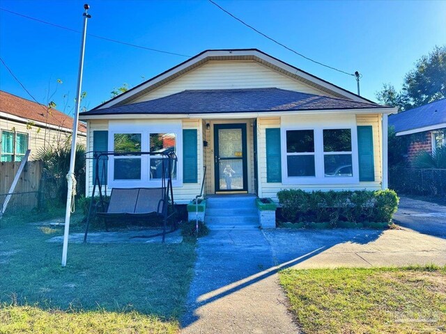 1007 W Wright St, Pensacola, FL 32501 - bungalow featuring roof with shingles, fence, and entry steps