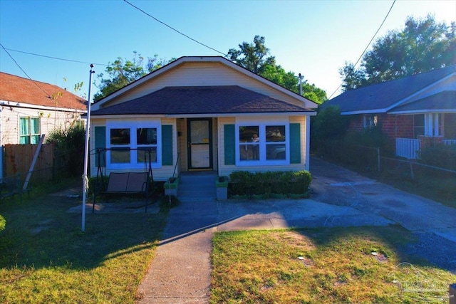 1007 W Wright St, Pensacola, FL 32501 - bungalow-style home featuring a front lawn, entry steps, and fence