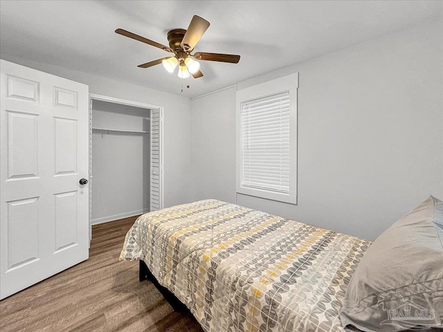 1007 W Wright St, Pensacola, FL 32501 - bedroom featuring a ceiling fan, a closet, and wood finished floors