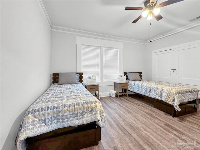1007 W Wright St, Pensacola, FL 32501 - bedroom featuring ceiling fan, visible vents, crown molding, and wood finished floors