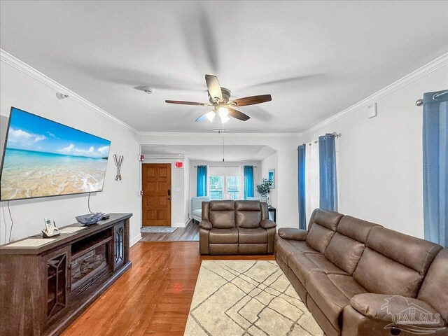 1007 W Wright St, Pensacola, FL 32501 - living area featuring baseboards, ornamental molding, ceiling fan, and light wood-type flooring