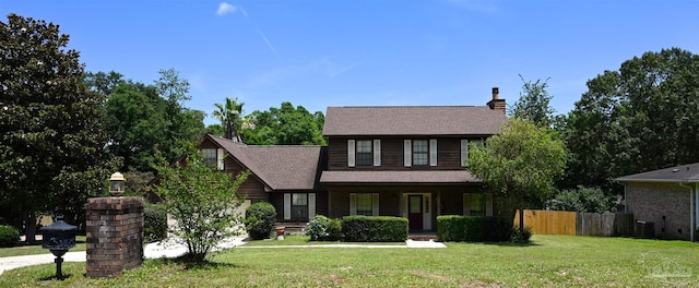 view of front of property featuring a front lawn