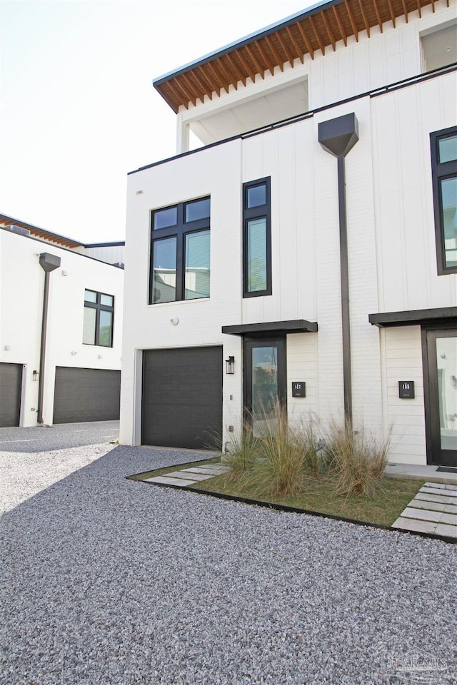 view of front facade featuring a garage