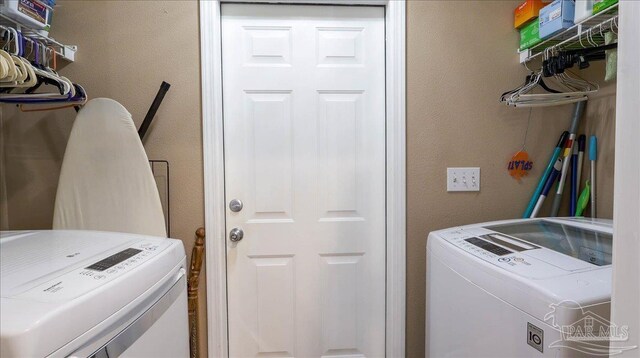 1462 Camrose Pl, Pensacola, FL 32534 - laundry room featuring washing machine and clothes dryer and a textured wall