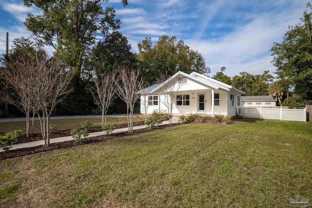 view of front facade with a front yard